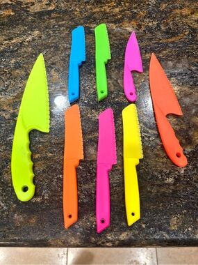 Colorful Plastic Serrated Knives - Multi-Color Party Cutlery